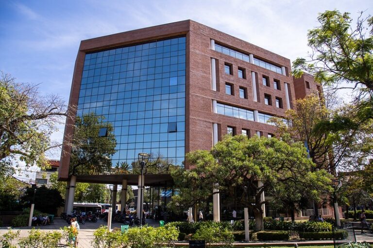 ¿Qué pasa en el gabinete de Lanús?