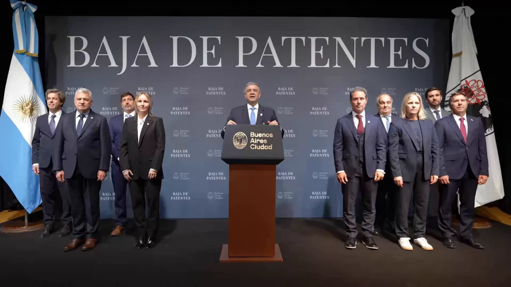 Jorge Macri encabeza el anuncio de la baja de patentes junto a funcionarios porteños