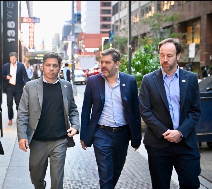 Comitiva del gobierno bonaerense camina por una calle de Nueva York durante la gira de Kicillof