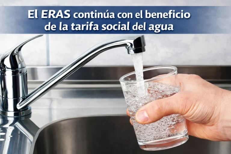 Vaso que se llena con agua de una canilla, gacetilla del ERAS sobre la tarifa social del agua