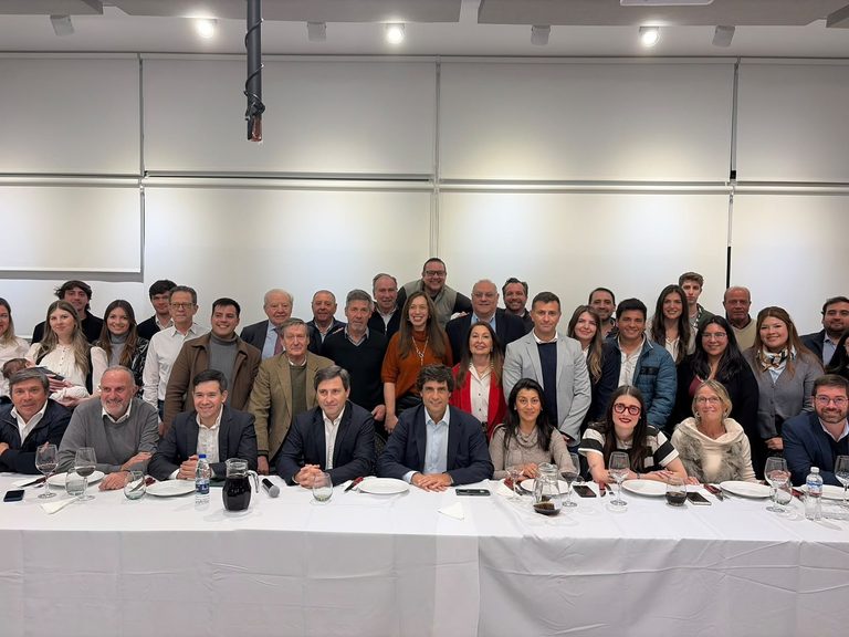 Dirigentes del PRO reunidos alrededor de una mesa larga en la sede del partido, durante el encuentro con Lacunza