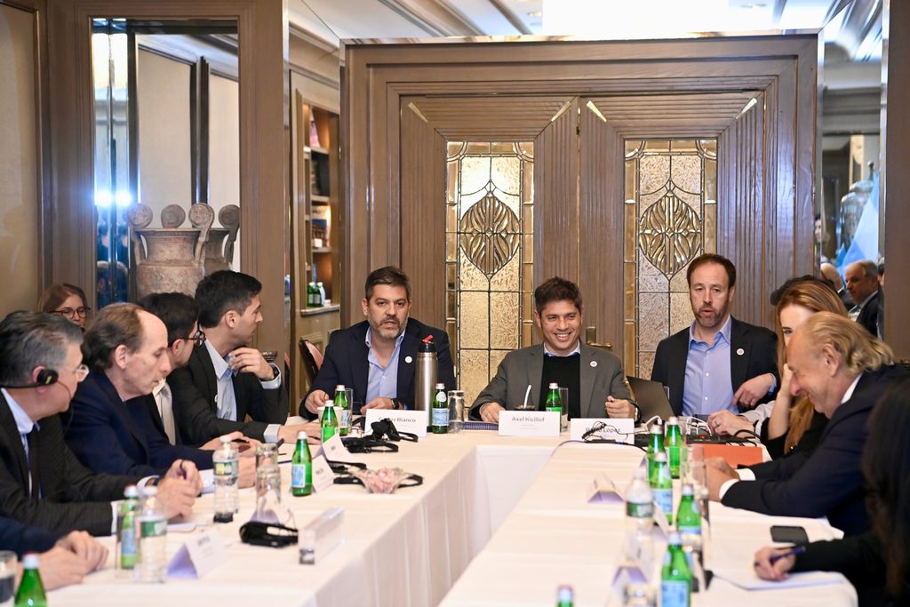 Axel Kicillof en una reunión con empresarios en Nueva York