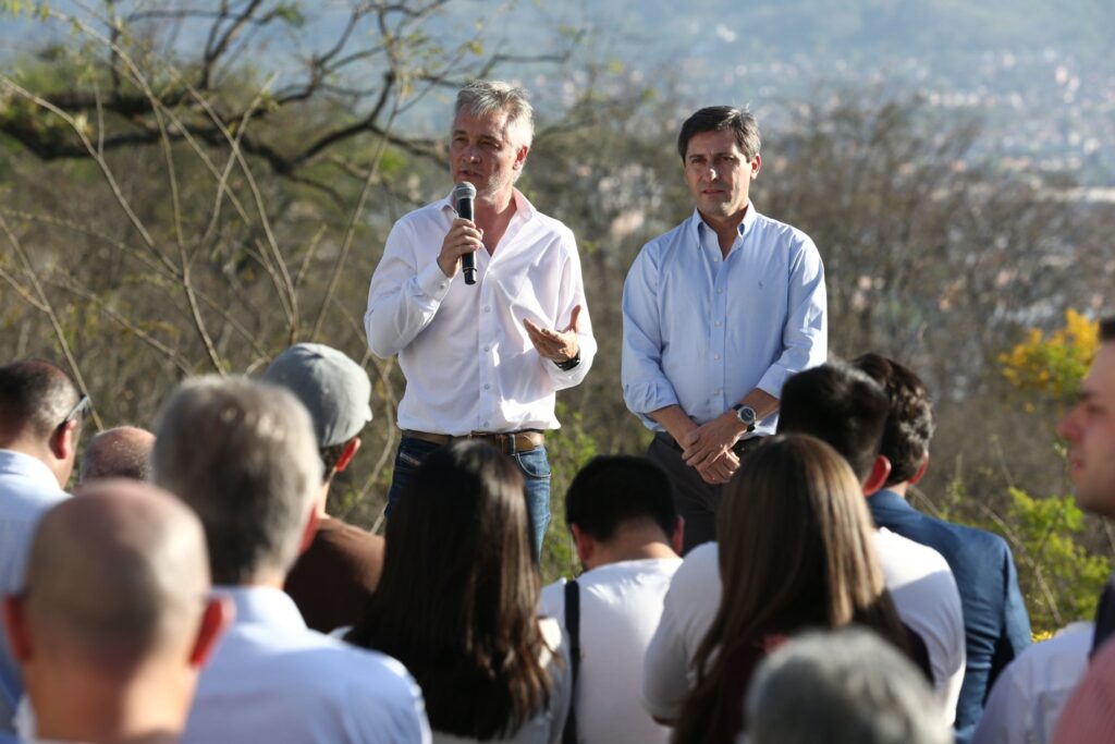 Mauricio Macri junto a un dirigente local durante el acto en Jujuy