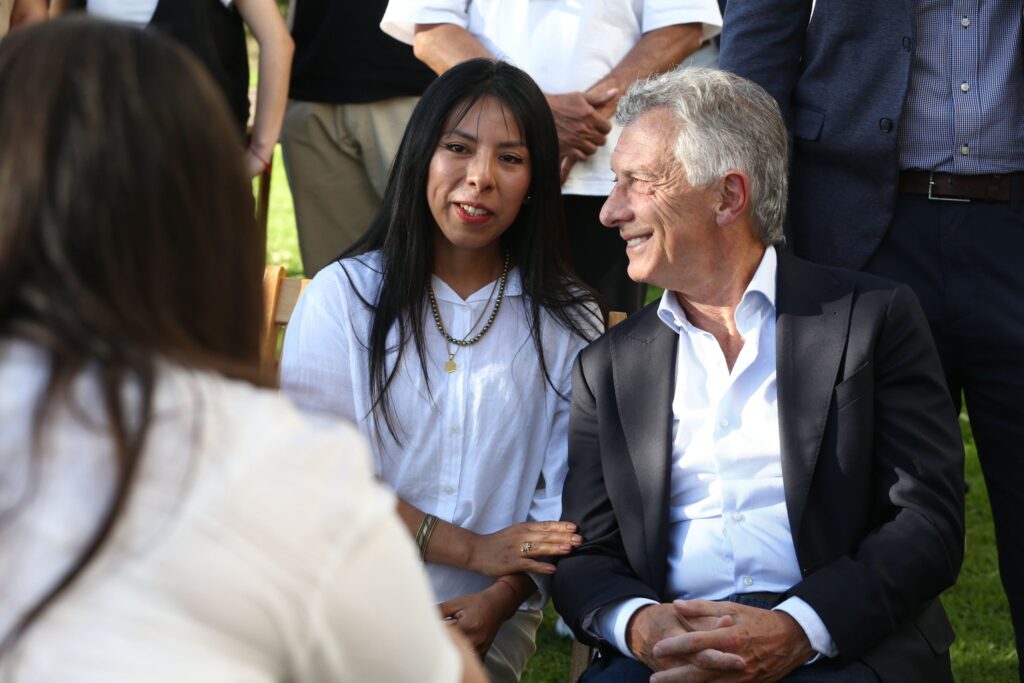 Mauricio Macri conversa con una joven durante su recorrida por Jujuy
