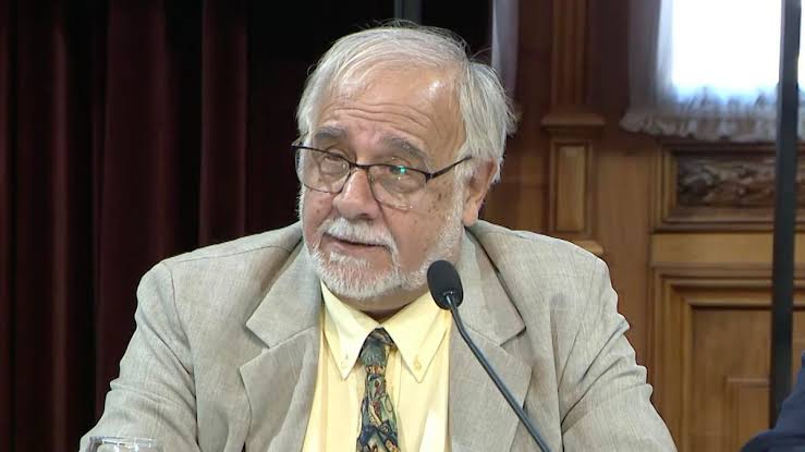 Retrato de un senador nacional hablando frente a un micrófono