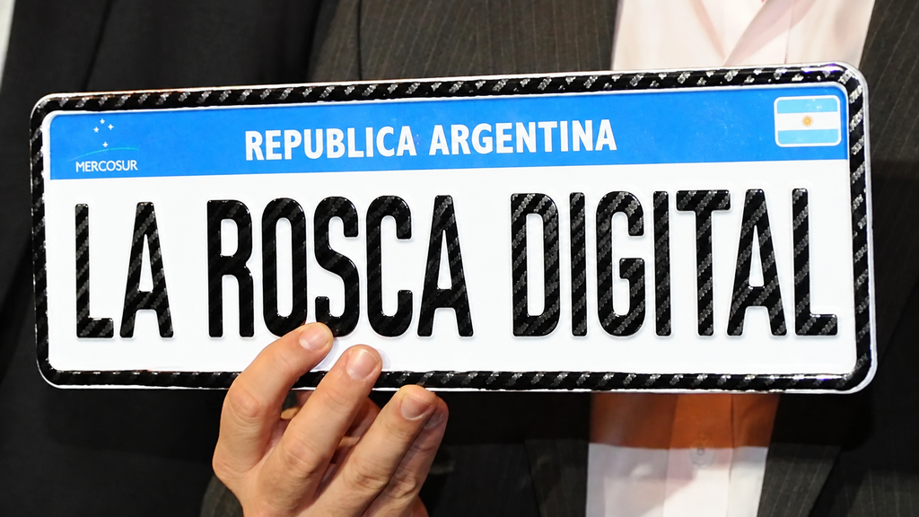 Placa de La Rosca Digital con una patente argentina, nota sobre la baja del impuesto a las Patentes en la Ciudad