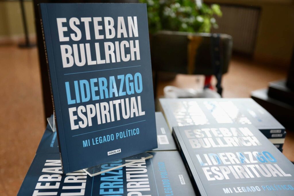 Bullrich presentó "Liderazgo espiritual" en la UBA, rodeado de periodistas y dirigentes