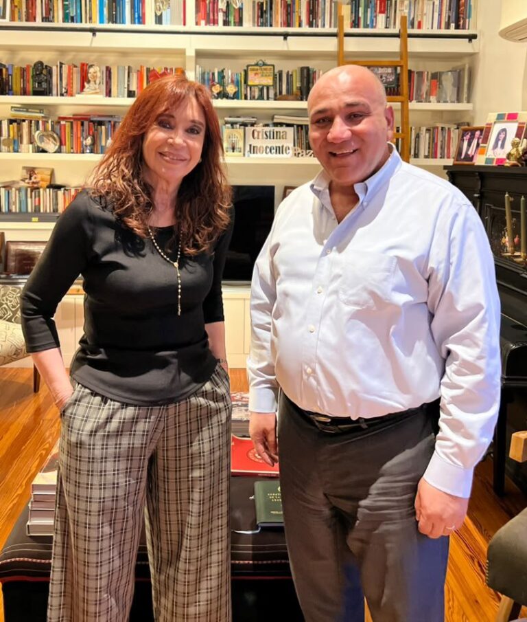 Dirigente peronista y Cristina Kirchner posan juntos en una biblioteca durante su reunión