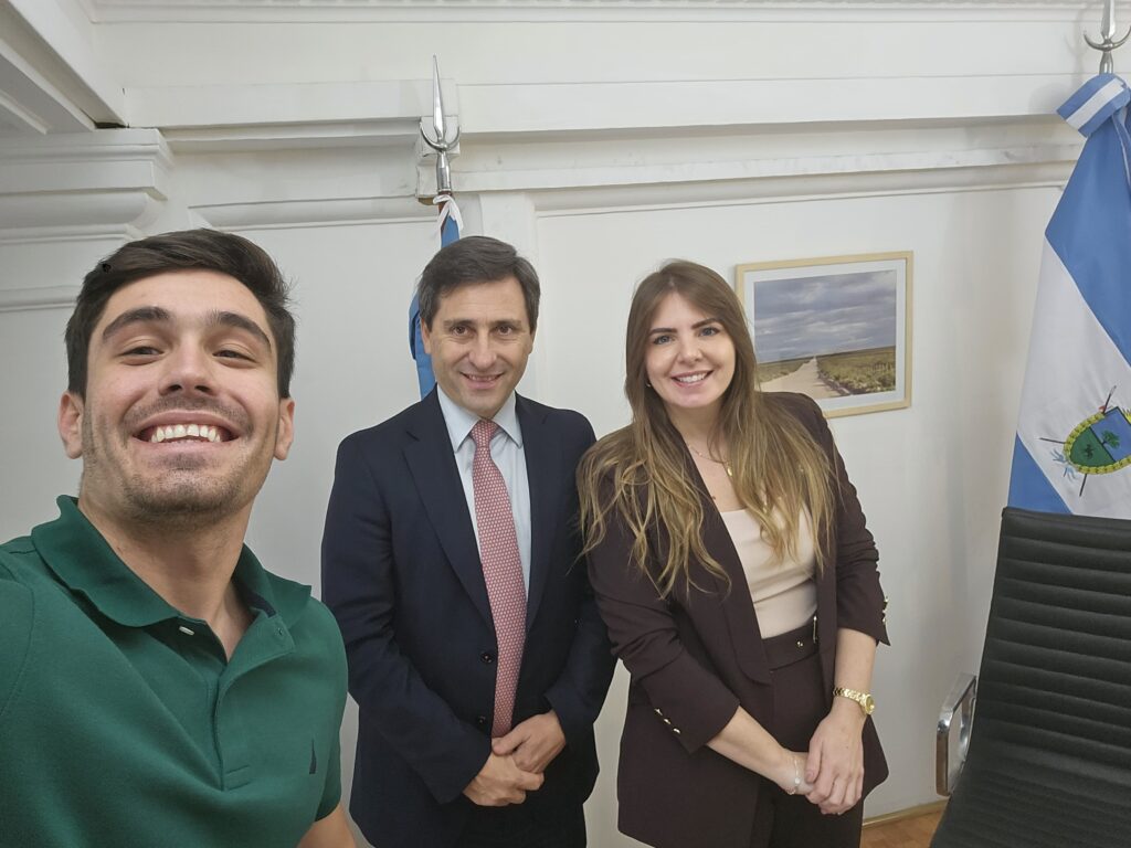 Selfie de Alejandro Finocchiaro con dos dirigentes en un despacho oficial