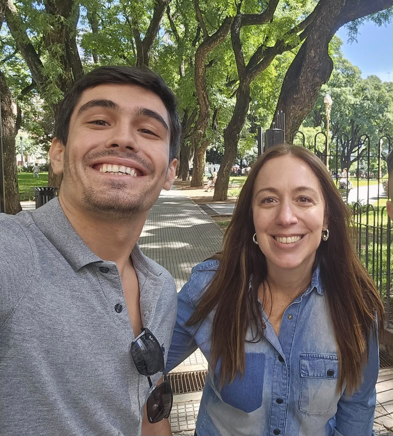 Selfie de Alejandro Finocchiaro con una dirigente en una plaza porteña