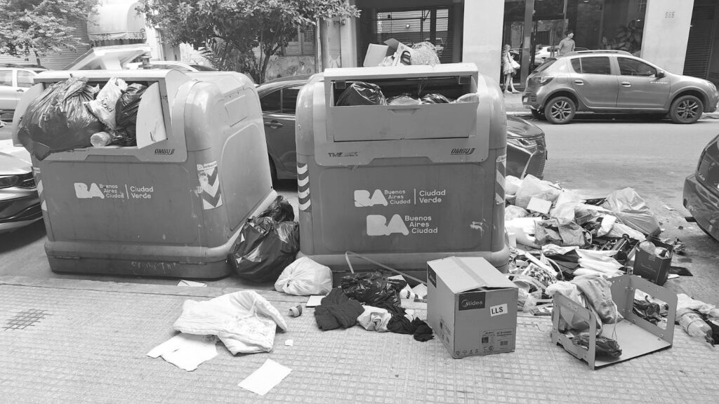 Retiro voluntario: la Ciudad da de baja los contenedores antivandálicos