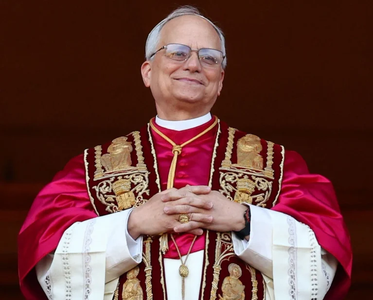 Retrato del papa León XIV con vestimenta pontificia, nota sobre el feriado nacional por su visita a la Argentina