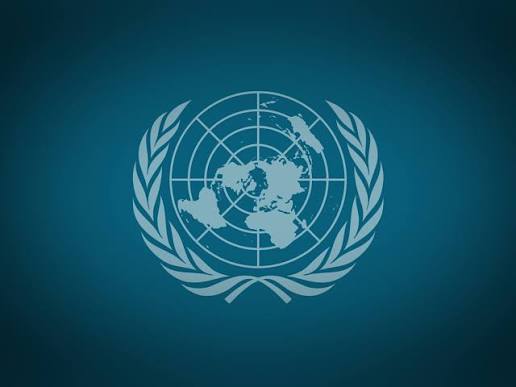 Emblema de las Naciones Unidas en blanco sobre fondo azul