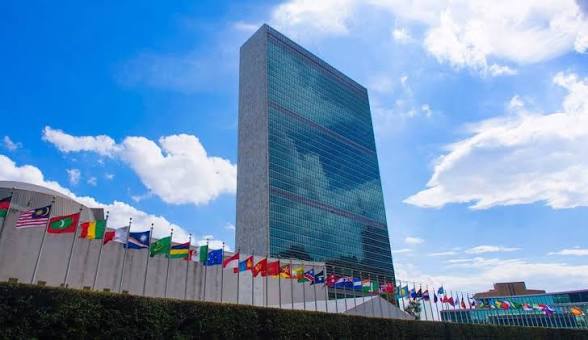 Vista exterior de la sede de la ONU en Nueva York, con las banderas de los países miembro