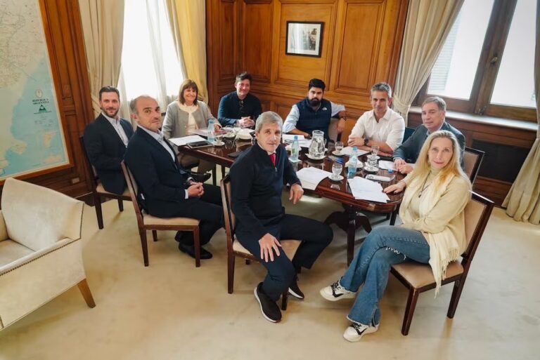 Reunión de la mesa política del Gobierno nacional alrededor de una mesa en Casa Rosada