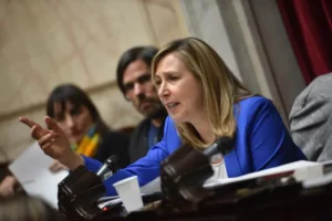 Dirigente de izquierda habla en una conferencia frente a micrófonos, nota sobre el ranking de imagen de Zuban Córdoba