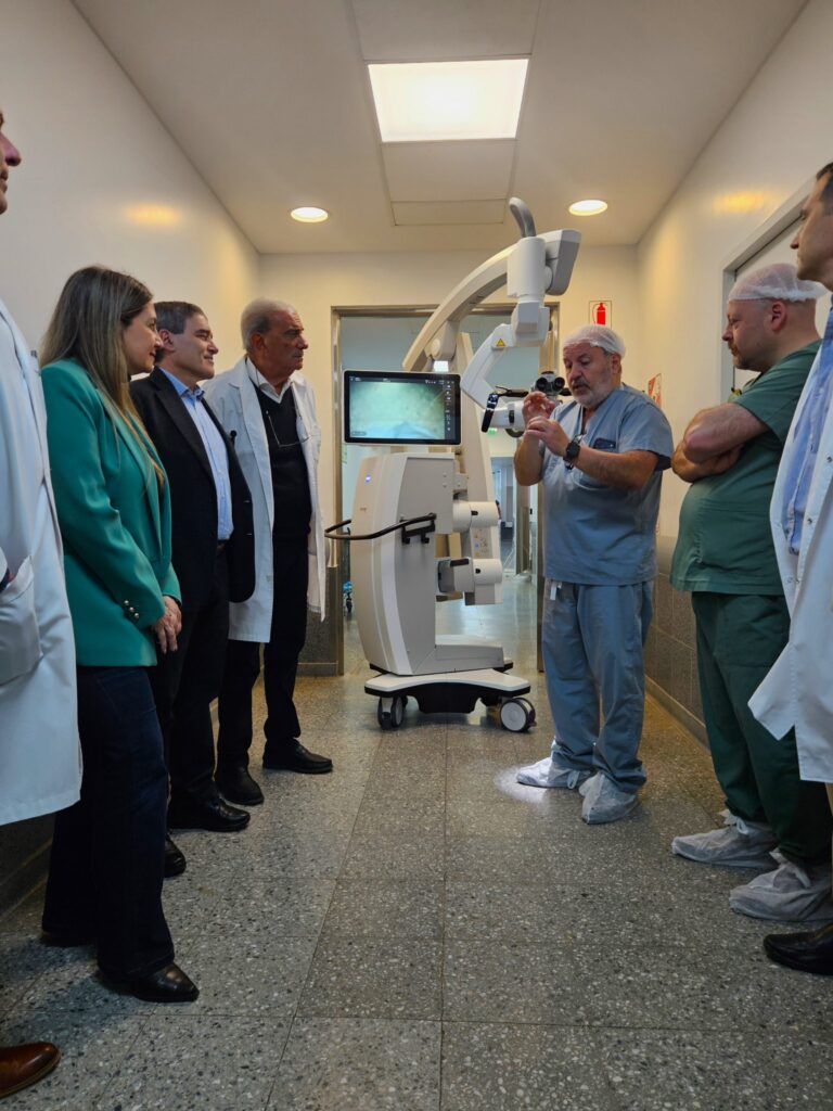 Funcionarios y médicos recorren un quirófano del Hospital Ramos Mejía junto al nuevo microscopio para Neurocirugía