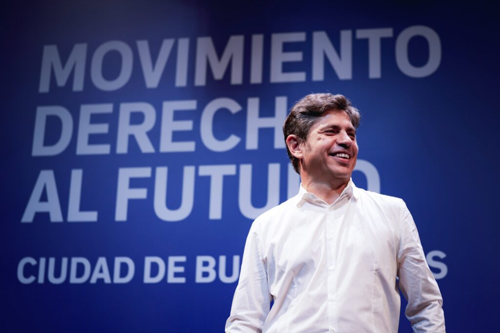 Dirigente habla en un escenario con la leyenda 'Movimiento Derecho al Futuro' de fondo