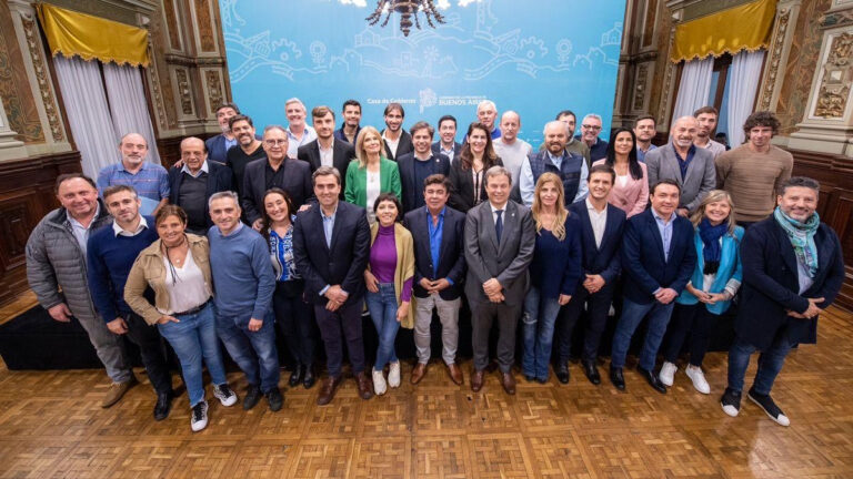 Foto grupal de intendentes bonaerenses en el lanzamiento de la Liga de Intendentes