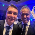 Selfie de dos dirigentes políticos sonriendo, nota sobre el Pichichi y Flávio Bolsonaro