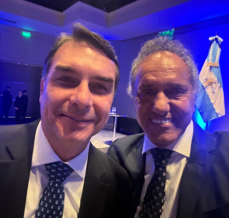 Selfie de dos dirigentes políticos sonriendo, nota sobre el Pichichi y Flávio Bolsonaro