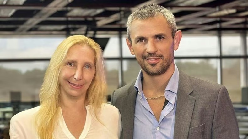 Imagen de la nota Menem apura, Karina estira