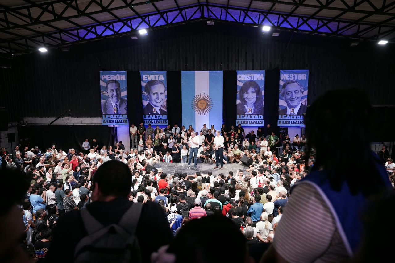 Acto del Día de la Lealtad en el Club Juventud de Resistencia, Chaco, con banderas de Perón, Evita, Cristina y Néstor Kirchner