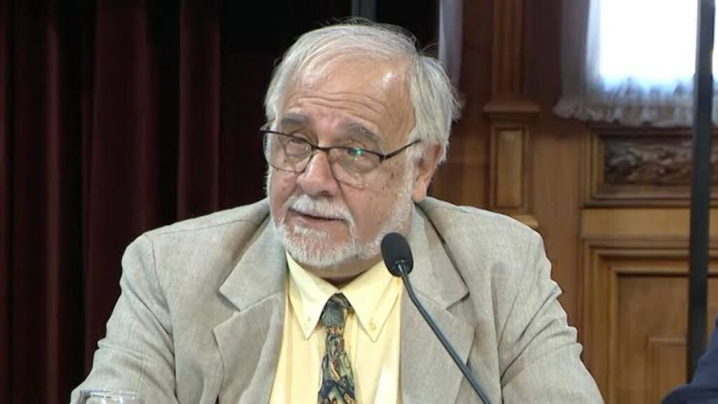 Retrato de un senador nacional hablando frente a un micrófono