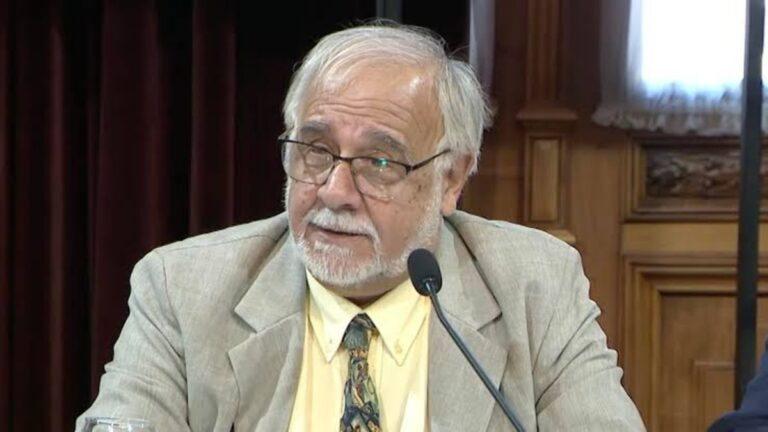 Retrato de un senador nacional hablando frente a un micrófono