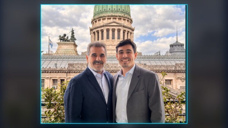 Dos dirigentes del PRO posan frente al Congreso de la Nación, nota sobre la disputa por la JPRO