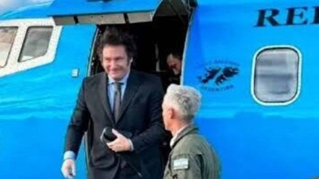 Comitiva oficial desciende del avión presidencial junto a un efectivo de la Fuerza Aérea, en el inicio de la gira federal