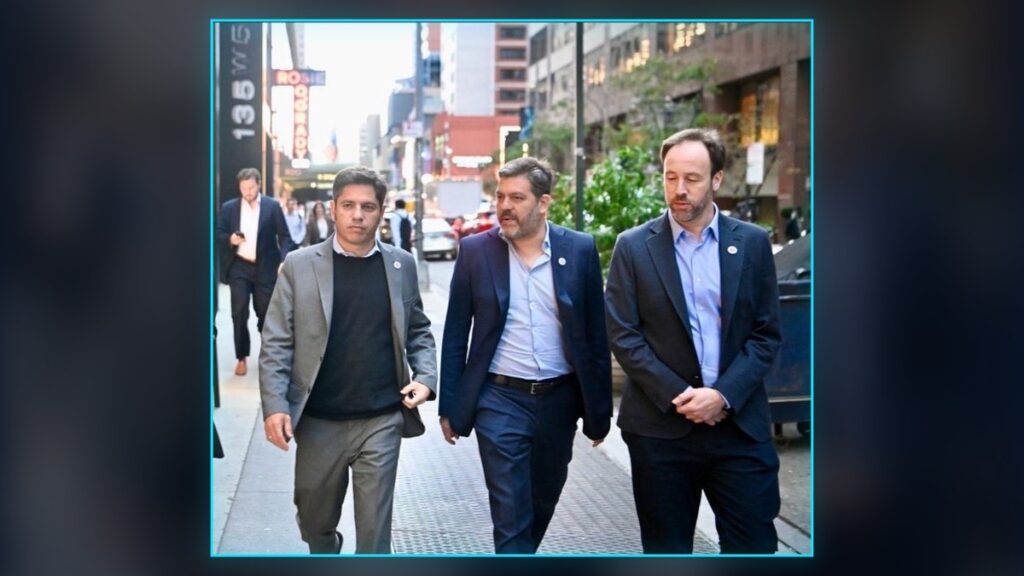 Comitiva del gobierno bonaerense camina por una calle de Nueva York durante la gira de Kicillof