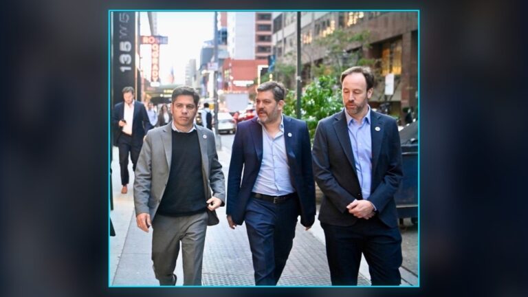 Comitiva del gobierno bonaerense camina por una calle de Nueva York durante la gira de Kicillof