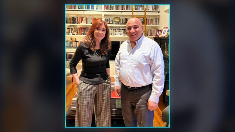 Dirigente peronista y Cristina Kirchner posan juntos en una biblioteca durante su reunión