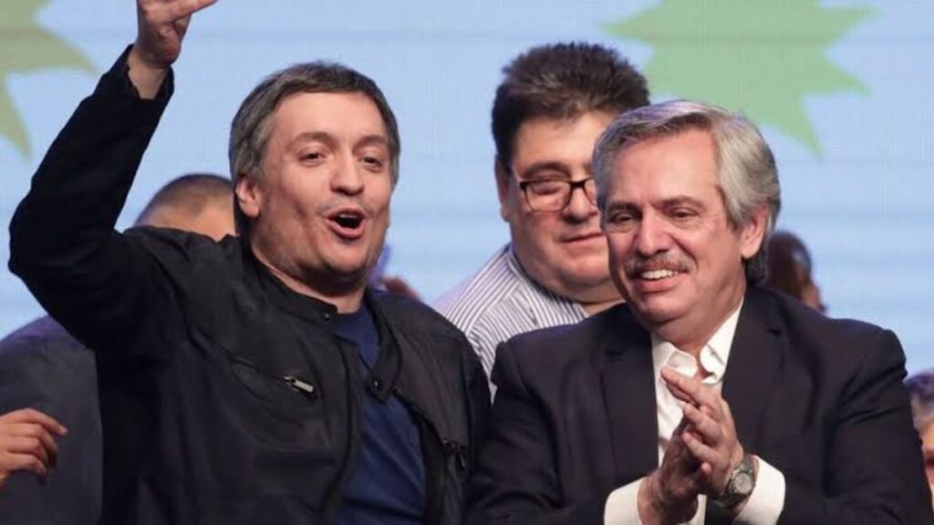 Dirigentes del kirchnerismo sonríen durante un acto político, nota sobre el proyecto de impuesto de Máximo Kirchner