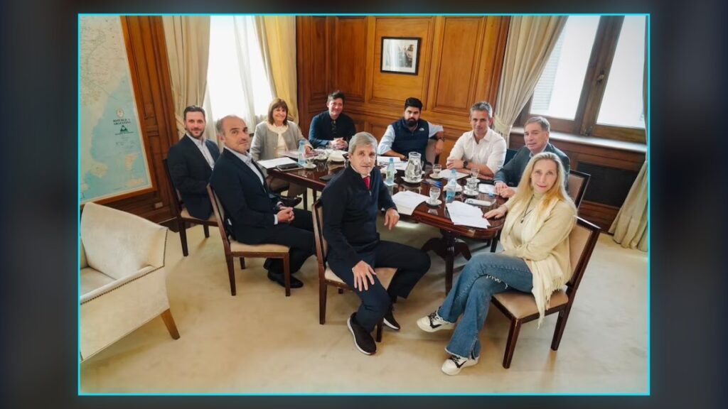 Reunión de la mesa política del Gobierno nacional alrededor de una mesa en Casa Rosada