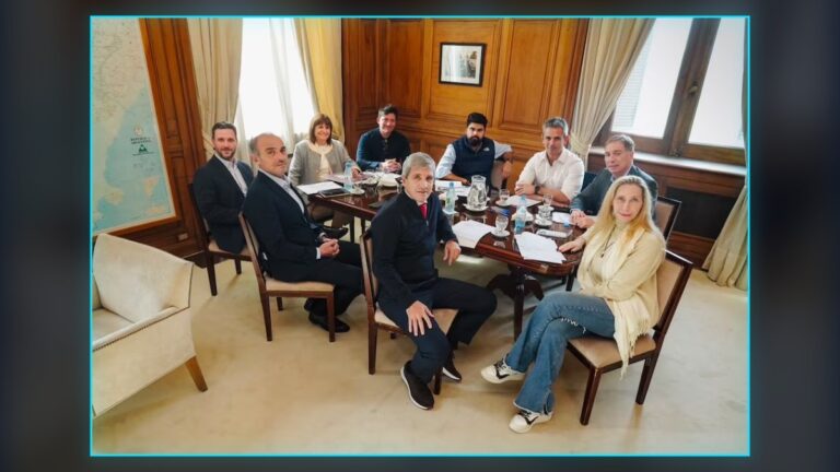 Reunión de la mesa política del Gobierno nacional alrededor de una mesa en Casa Rosada