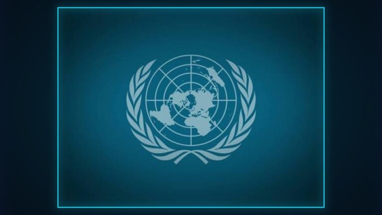 Emblema de las Naciones Unidas en blanco sobre fondo azul