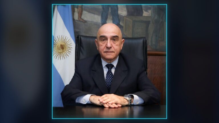 Funcionario sentado en un despacho oficial con banderas argentinas, nota sobre la renuncia en la Secretaría Nacional de Discapacidad