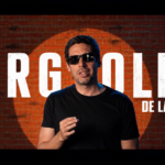 Eugenio Casielles con anteojos oscuros en la presentación de Proyecto C, el late night que estrenó en YouTube