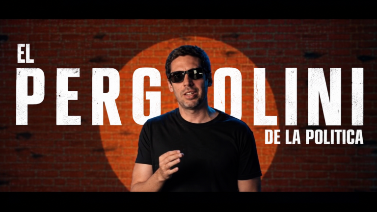 Eugenio Casielles con anteojos oscuros en la presentación de Proyecto C, el late night que estrenó en YouTube