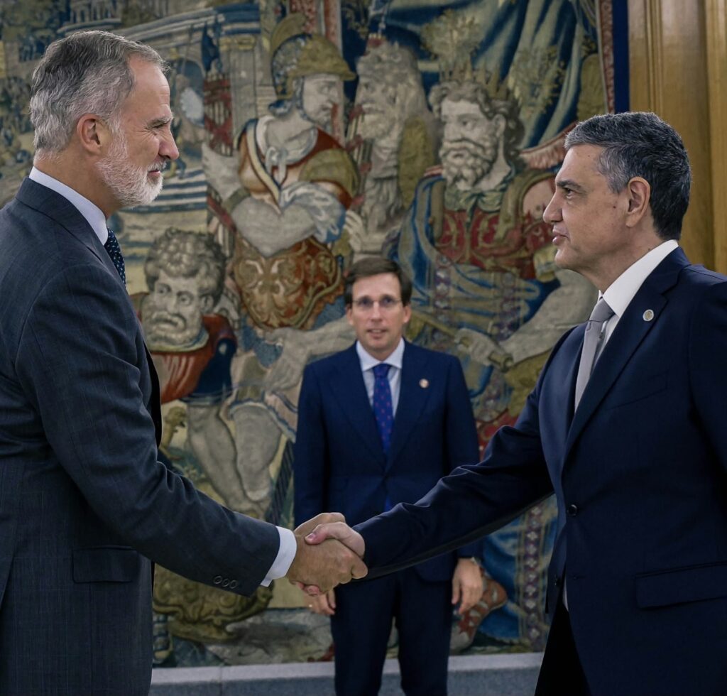 El rey Felipe VI estrecha la mano de Jorge Macri en el Palacio de la Zarzuela, con el alcalde de Madrid José Luis Martínez-Almeida de fondo