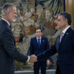 El rey Felipe VI estrecha la mano de Jorge Macri en el Palacio de la Zarzuela, con el alcalde de Madrid José Luis Martínez-Almeida de fondo