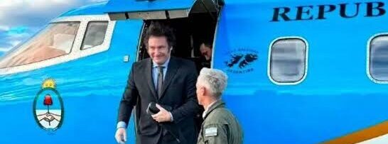 Comitiva oficial desciende del avión presidencial junto a un efectivo de la Fuerza Aérea, en el inicio de la gira federal