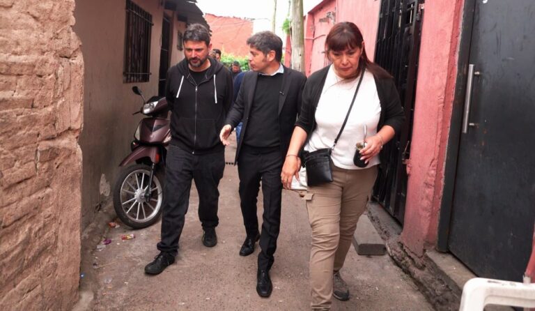 Axel Kicillof y Juan Grabois recorren un pasillo del barrio La Cava, en San Isidro