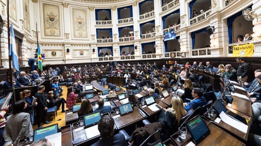 Sesión en el recinto de la Cámara de Diputados bonaerense, nota sobre la reelección de intendentes