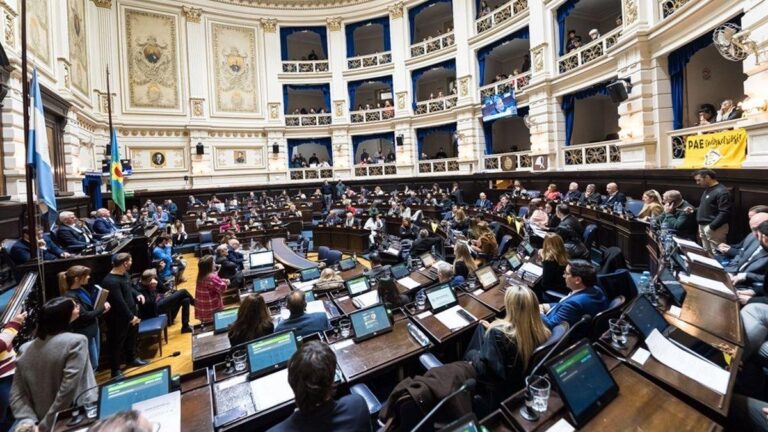 Sesión en el recinto de la Cámara de Diputados bonaerense, nota sobre la reelección de intendentes