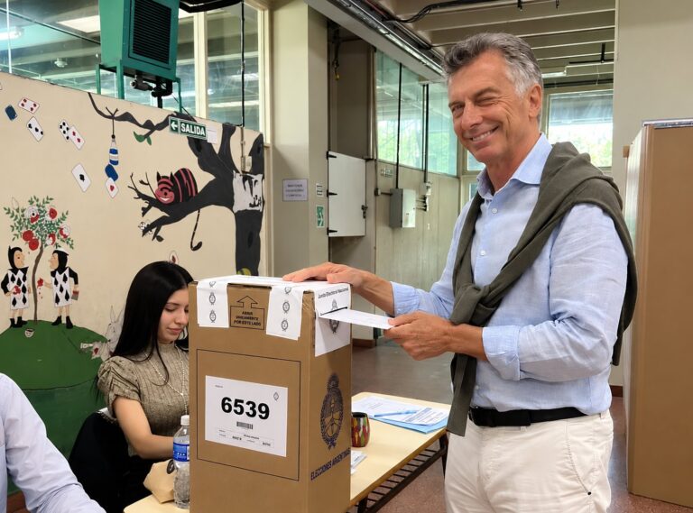 Mauricio Macri guiña un ojo mientras deposita su voto en una urna de la Justicia Electoral