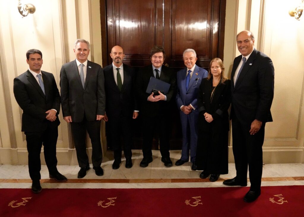 Javier Milei en Madrid junto al presidente del Senado de España, Pedro Rollán, los embajadores de Estados Unidos e Israel, el canciller Pablo Quirno y el vocero Adrián Ravier