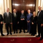 Javier Milei en Madrid junto al presidente del Senado de España, Pedro Rollán, los embajadores de Estados Unidos e Israel, el canciller Pablo Quirno y el vocero Adrián Ravier